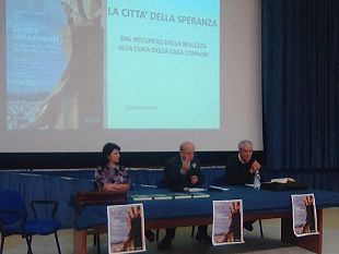 larchitetto-cesare-capitti-al-liceo-scientifico-di-castelvetrano-con-il-suo-libro-la-citta-della-speranza