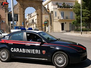 castelvetrano-evade-dai-domiciliari-e-si-reca-sotto-casa-dellex-portando-un-coltello-e-un-bastone