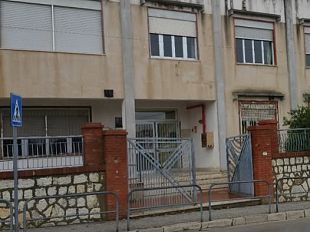 salemi-distacco-di-una-porzione-di-intonaco-in-unaula-dellistituto-gentile-interviene-il-sindaco-scalisi