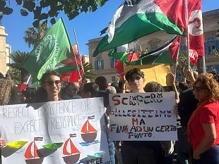 trapani-oggi-in-piazza-attivisti-e-tanti-studenti-solidali-con-lequipaggio-della-flotilla