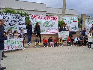 rivogliamo-la-nostra-scuola-la-protesta-delle-famiglie-di-napola-e-mokarta
