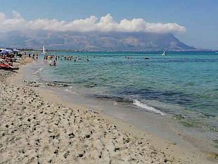 tragedia-in-mare-una-bagnante-muore-dopo-improvviso-malore