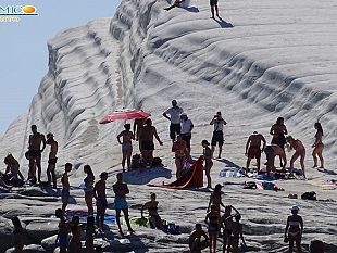 video-maremico-ag-lancia-lallarme-oltre-100-denunciati-dai-carabinieri-per-linvasione-della-scala-dei-turchi