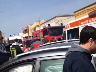 video-marsala-rocambolesco-incidente-sulla-ss115-paura-per-un-auto-a-gas-finita-contro-autoscuola
