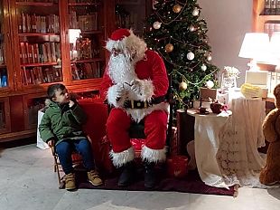 in-silenzio-da-solo-con-i-suoi-elfi-magici-anche-questanno-compie-il-miracolo-babbo-natale-sta-arrivando