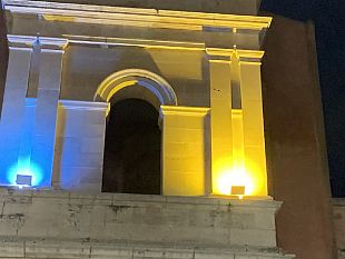 i-colori-dellucraina-sul-campanile-della-chiesa-della-salute