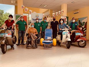 mazara-il-vespa-club-dona-un-lettino-per-disabili-alla-uildm