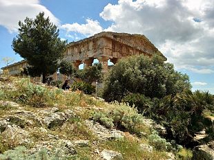 il-gruppo-archeologico-selinunte-in-visita-a-segesta