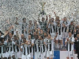 lacrimeabbracci-e-gioia-allo-stadium-tributo-a-gigi-buffon