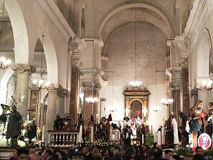 un-amaro-venerdi-santo-ciaccole-e-musica-dai-balconi-per-colmare-un-grande-vuoto