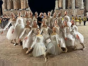 le-ragazze-del-centro-studi-danza-di-trapani-calcano-il-palcoscenico-del-teatro-greco-di-taormina