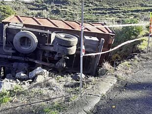 pantelleria-incidente-a-khamma-fuori-mezzo-pesante-precipita-fuori-dalla-carreggiata