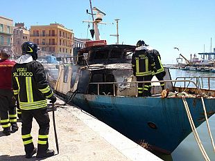 a-fuoco-un-piccolo-peschereccio-nel-porto-canale