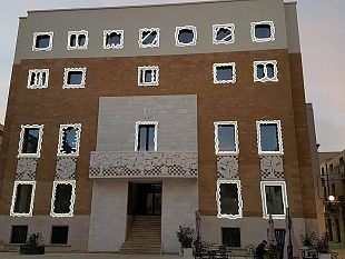 mazara-il-palazzo-fascio-futurista-di-piazza-della-repubblica-ancora-chiuso-manca-anche-laccesso-per-disabili