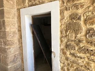 castelvetrano-atto-vandalico-nel-sistema-delle-piazze-divelta-una-porta-in-ferro-nella-galleria-pignatelli