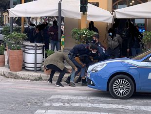 trapani-perde-le-staffe-e-viene-portato-via-dalla-polizia