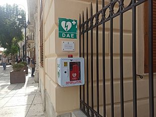 alcamo-un-defibrillatore-in-piazza-ciullo-iniziativa-in-ricordo-di-vito-cottone
