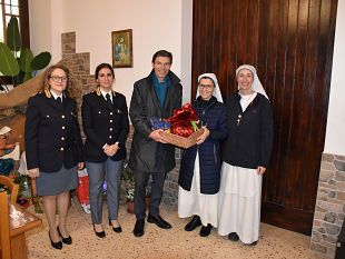 trapani-la-polizia-dona-pacchi-alimentari-alla-comunita-serve-di-gesu-povero