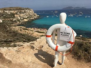 favignana-un-manichino-per-dire-no-alla-plastica-in-mare