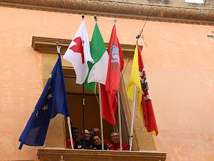 da-ieri-e-fino-a-domenica-la-bandiera-della-croce-rossa-sventolera-a-palazzo-municipale