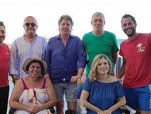 una-sedia-per-laccesso-al-mare-dei-disabili-donata-da-giusy-barracco