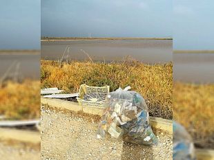 sacchi-di-plastica-sulla-strada-per-le-saline-di-trapani
