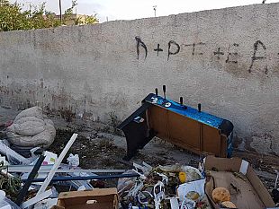 video-fra-i-rifiuti-anche-un-biliardino-che-palle