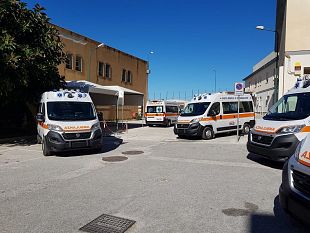 asp-trapani-benedette-le-nuove-ambulanze-per-gli-ospedali-di-alcamo-castelvetranomarsala-mazara-e-salemi