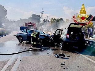scontro-frontale-e-auto-in-fiamme-4-feriti-sulla-palermo-sciacca