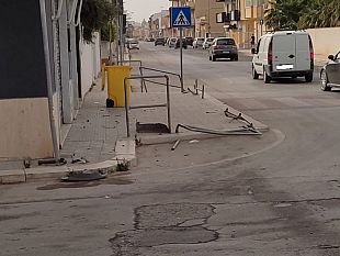 via-bessarione-alta-velocita-la-sera-lunghe-file-di-giorno-asfalto-groviera