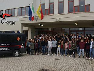 carabinieri-incontrano-gli-alunni-delle-scuole-per-prevenire-il-fenomeno-degli-incidenti-di-capodanno