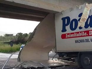 asse-del-belice-camion-incastrato-sotto-il-ponte-riportando-danni