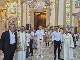 ai-quattro-canti-di-castellammare-una-corona-in-legno-della-patrona