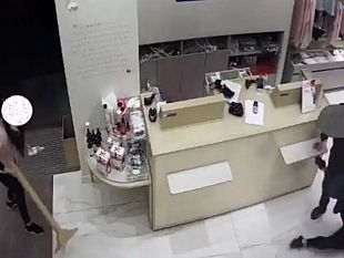 in-pieno-giorno-tenta-rapina-in-un-negozio-denunciato-un-giovane