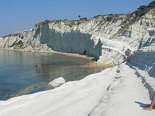 la-corrosione-ed-il-maltempo-sgretolano-la-scala-dei-turchi