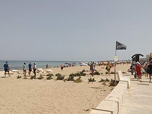 trapani-sversamento-di-liquami-i-bagnanti-lasciano-immediatamente-la-spiaggia