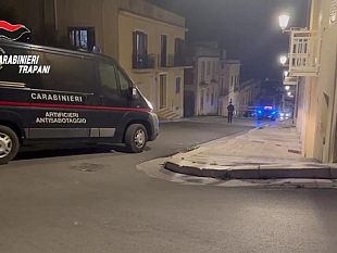 allarme-auto-bomba-intervengono-gli-artificieri-dellarma