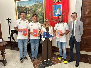 a-palazzo-municipale-i-campioni-europei-marsalesi-di-vela-daltura