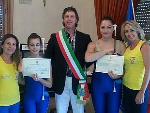 il-sindaco-castiglione-consegna-pergamene-alle-giovani-atlete-campobellesi-arianna-gioia-e-vanessa-loreto-campionesse-nazionali-di-baton-twirling-e-majorettes
