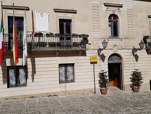 erice-bandiere-a-mezzasta-in-memoria-dellambasciatore-attanasio-e-del-carabiniere-iacovacci