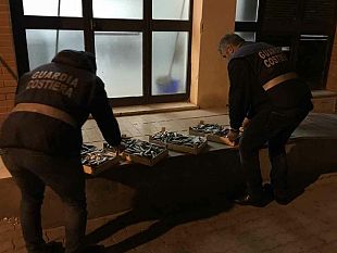 trapani-blitz-della-guardia-costiera-al-porto-peschereccio-2