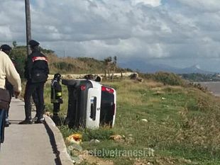 castelvetrano-auto-delle-poste-si-ribalta-a-marinella-ferito-lautista