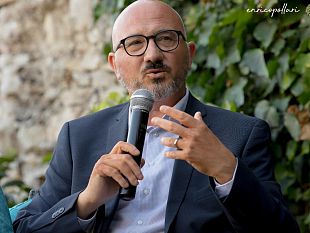 a-castelvetrano-si-presenta-lisola-furba-di-fabrizio-fonte