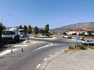 alcamo-si-rifa-la-segnaletica-stradale-orizzontale-nei-pressi-delle-scuole