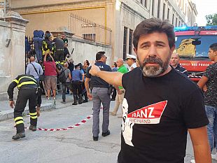 video-mazara-13enne-rimane-infilzato-scavalcando-il-cancello-della-scuola-borsellino-momenti-di-tensione