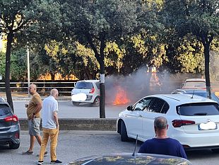 a-fuoco-una-vettura-nel-parcheggio-dellospedale-di-castelvetrano