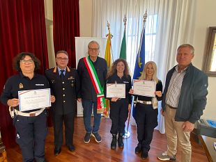 il-sindaco-lentini-consegna-un-pubblico-encomio-a-tre-agenti-della-polizia-locale