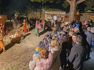 al-villaggio-di-betlemme-pienone-di-visitatori-1-100-persone-per-la-sera-di-santo-stefano