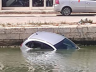 mazata-auto-finisce-allinterno-del-fiume-mazaro-conducente-riesce-ad-uscire-dallauto