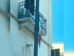 il-tricolore-a-trapani-riflesso-di-abbandono-e-necessita-di-cura-comunitaria